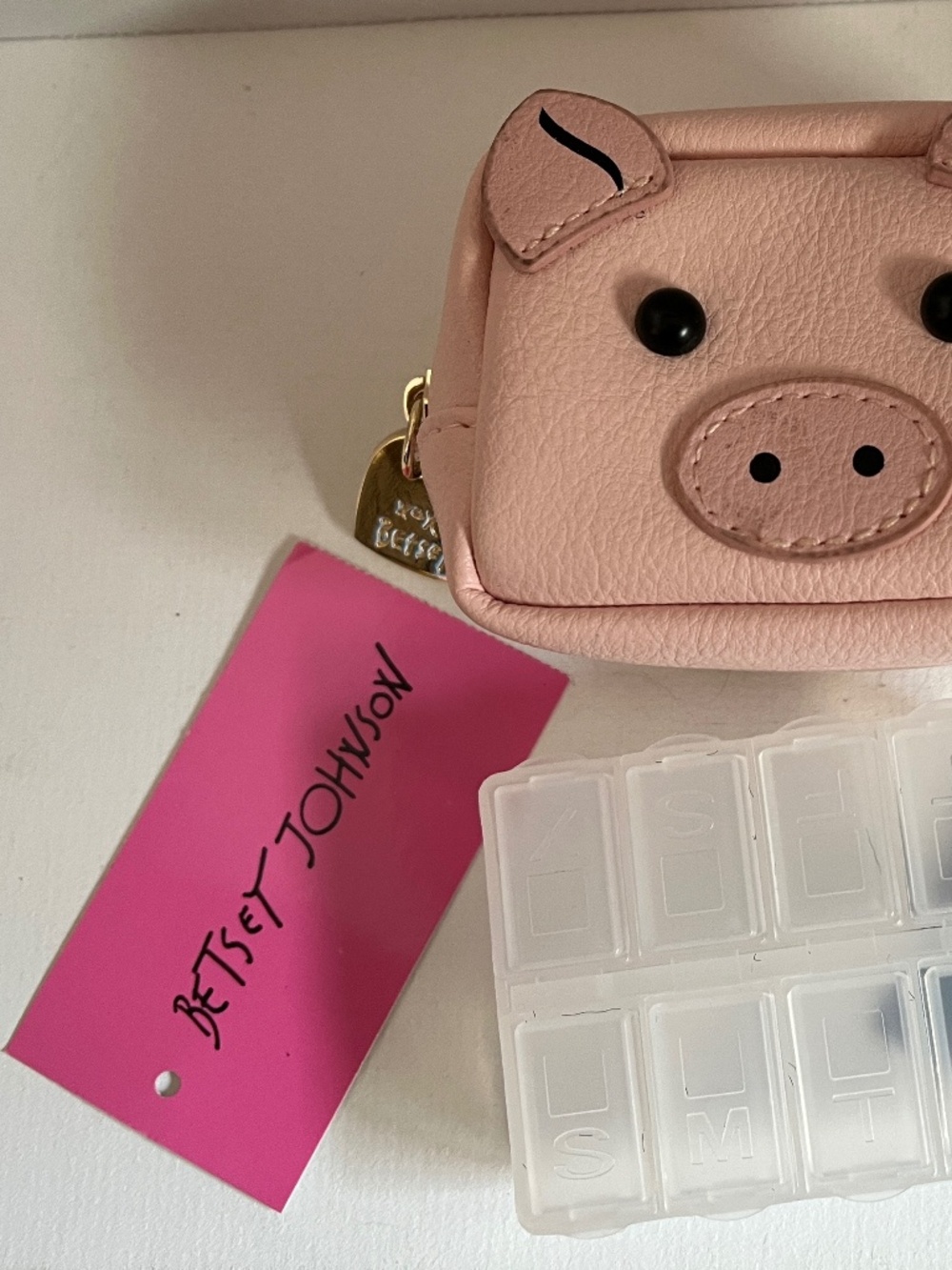 PIG PILL BOX & CASE BETSEY JOHNSON SIGNED NEW - Picture 2 of 4